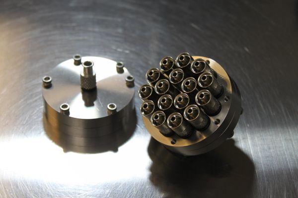 Multi-needle electrospinning array from ram&eacute;-hart